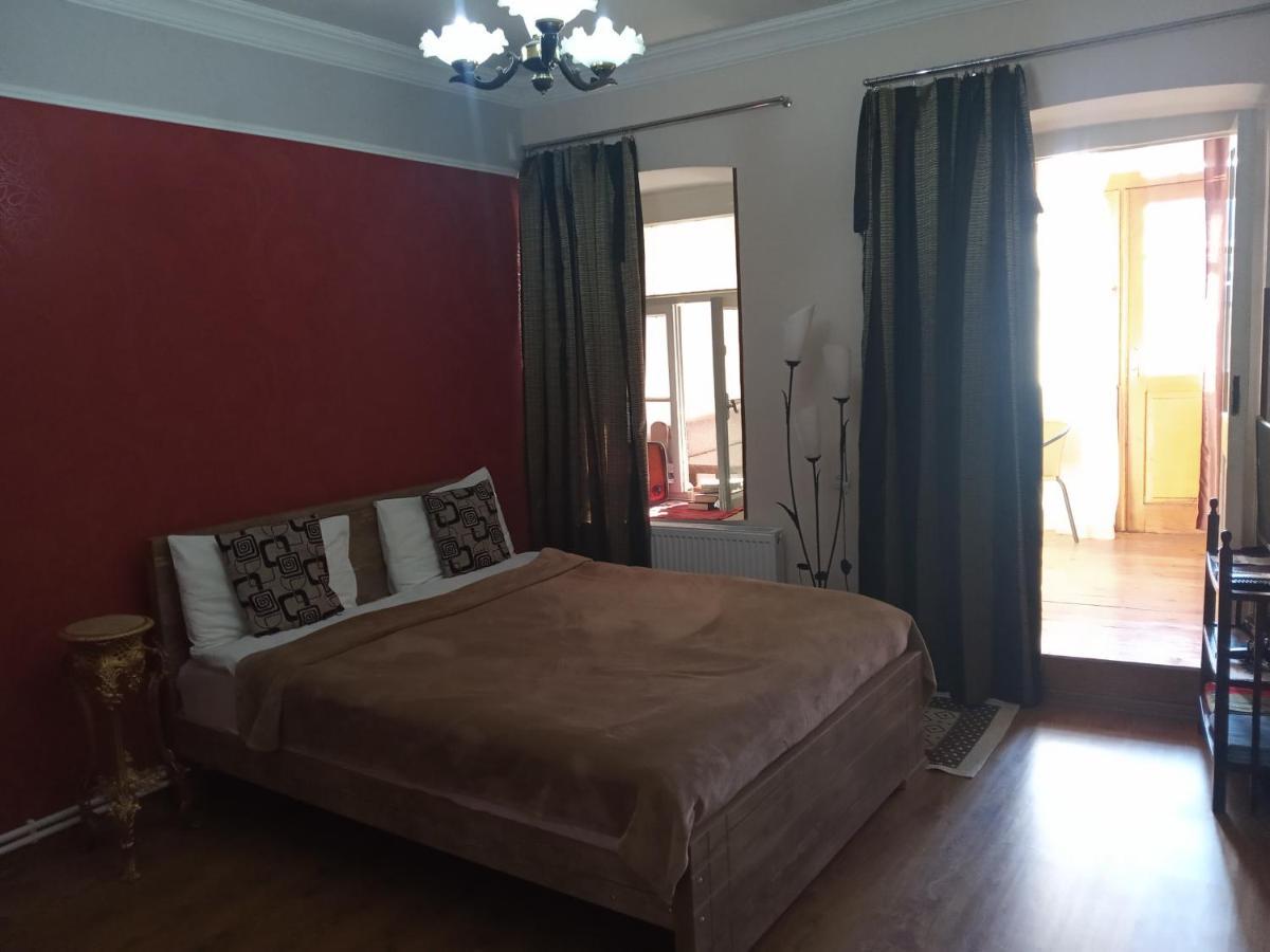 Apartment In The Heart Of Old Тбилиси Екстериор снимка