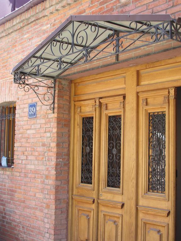 Apartment In The Heart Of Old Тбилиси Екстериор снимка